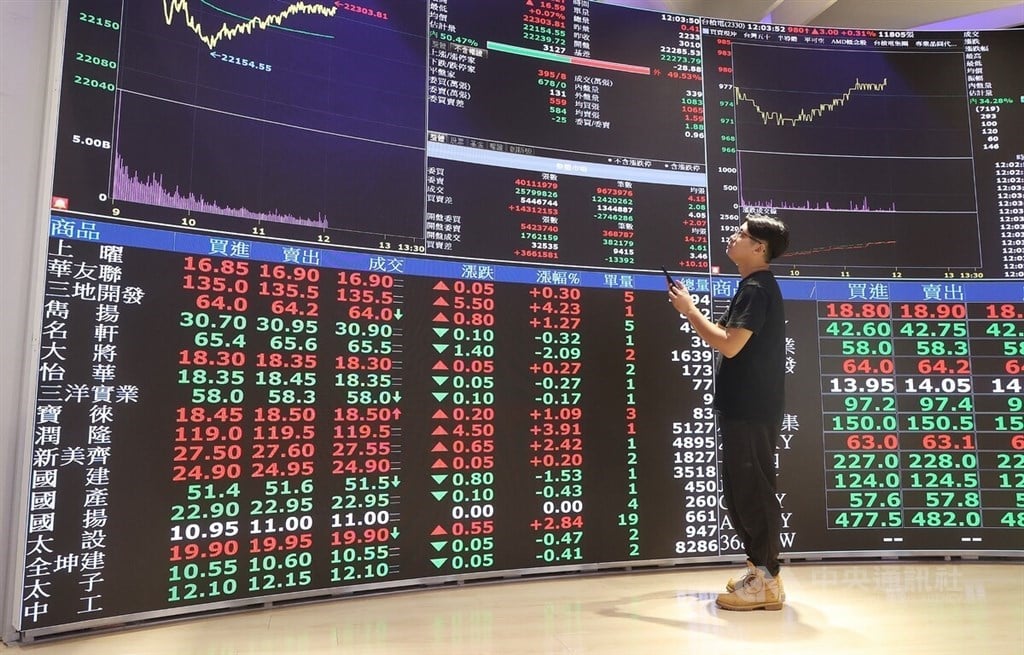 Taiwan shares close down 0.39%