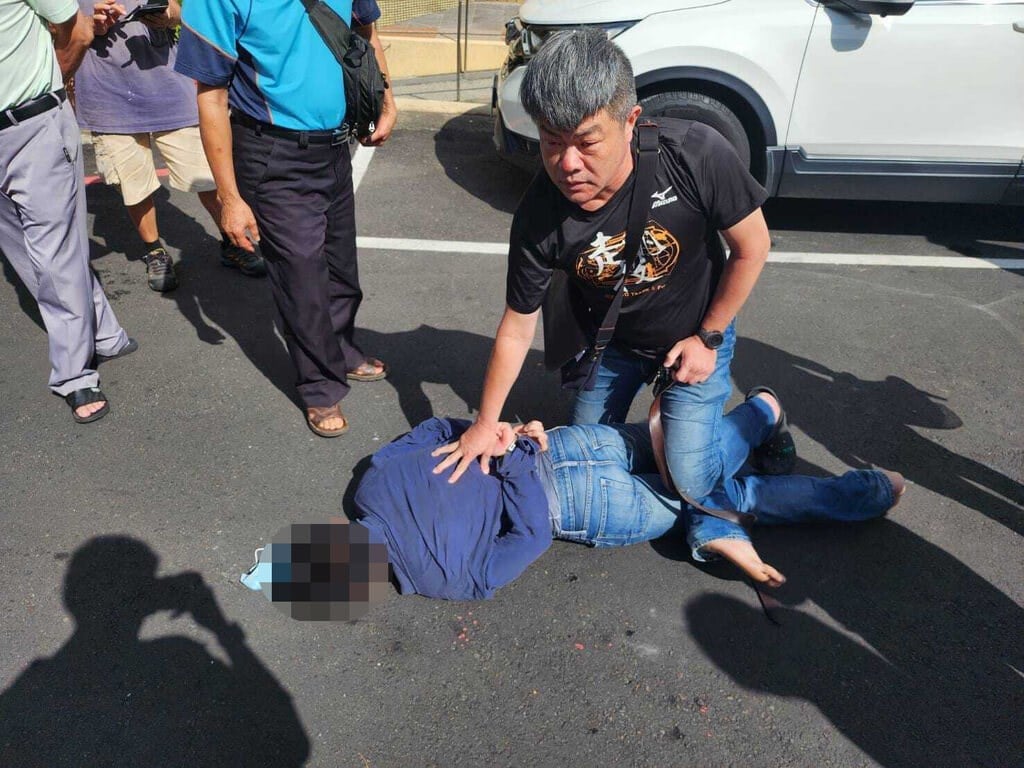 Telecom store robber arrested after chase by Hsinchu County police