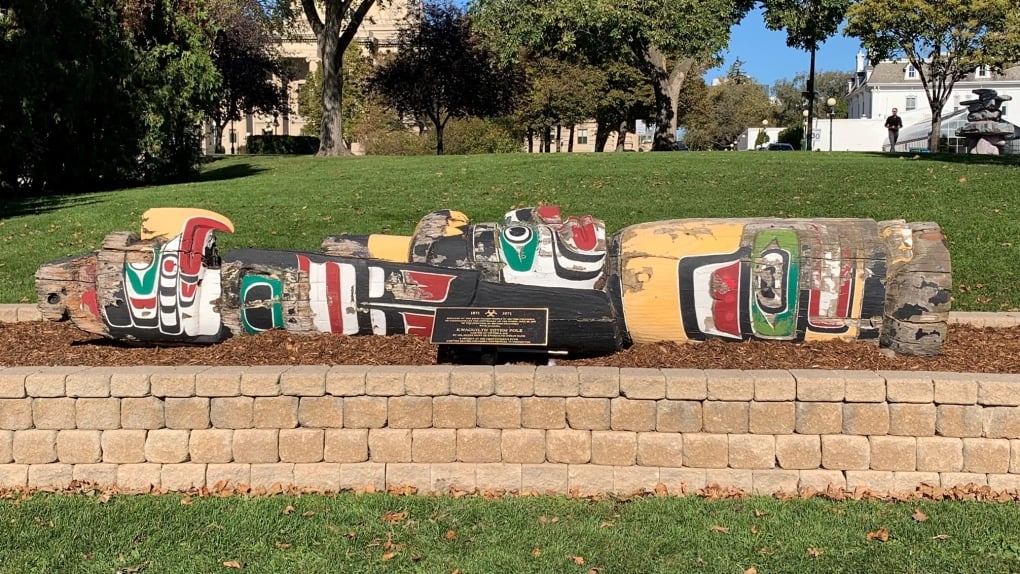 Totem pole from B.C. artist removed from Manitoba legislature after 53 years