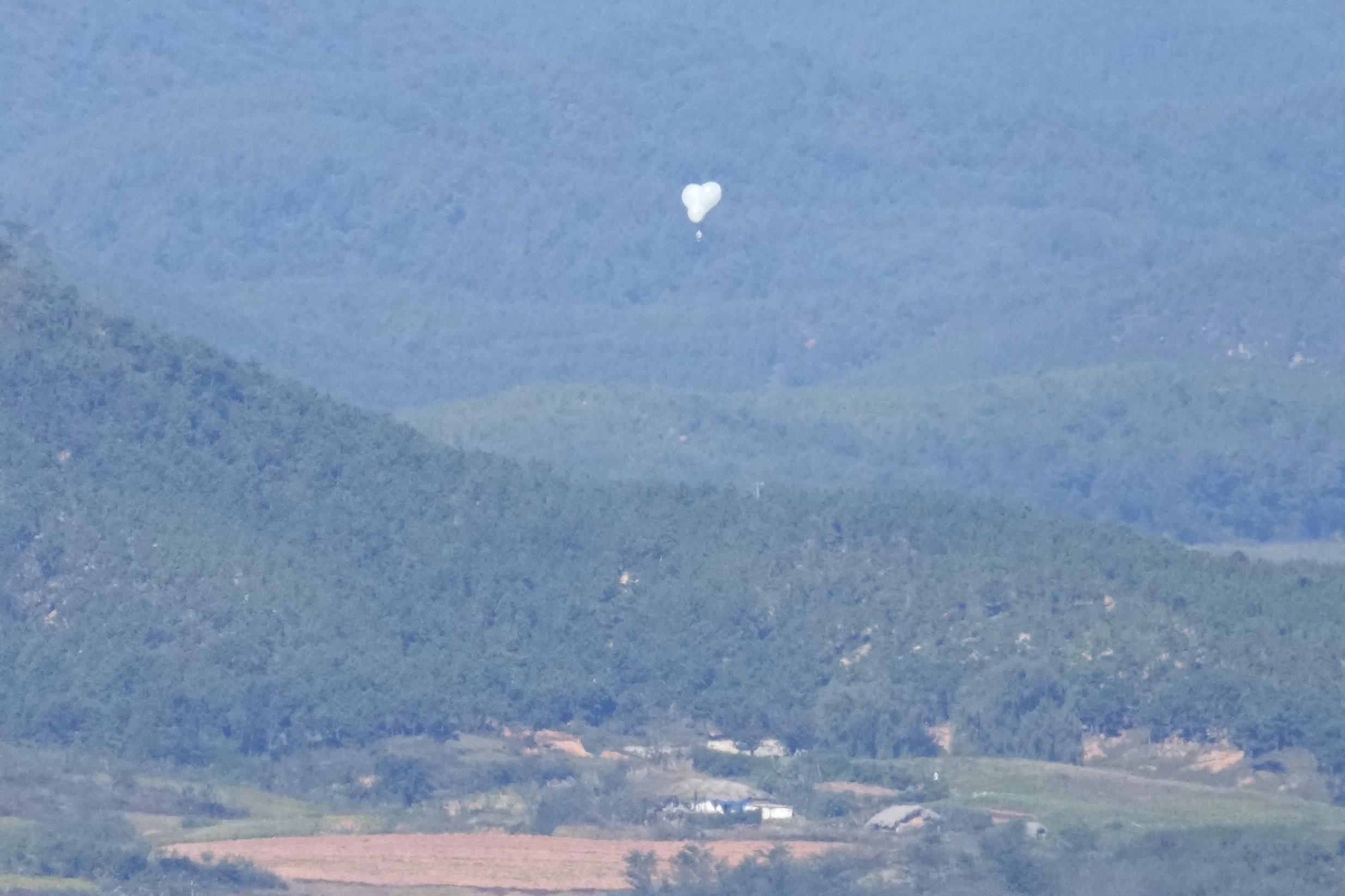 Trash carried by a North Korean balloon again falls on the presidential compound in Seoul