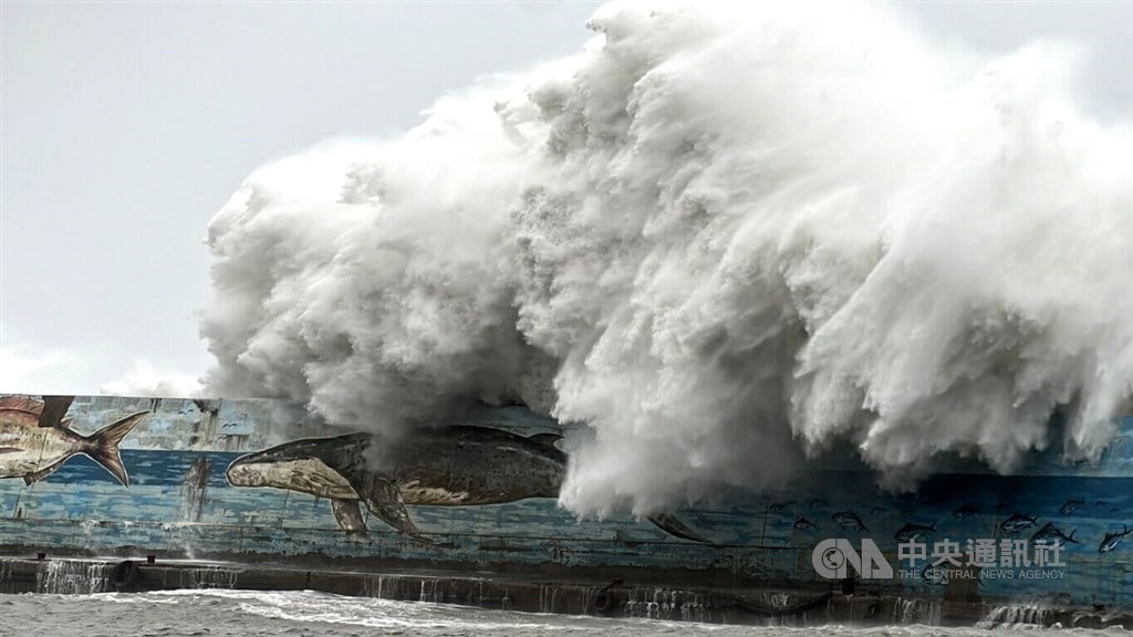 Typhoon Kong-rey to make landfall Thursday afternoon, pull away from Taiwan overnight