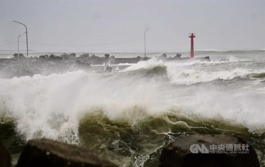 Typhoon Krathon forecast to make landfall with gusts of up to 219 kph