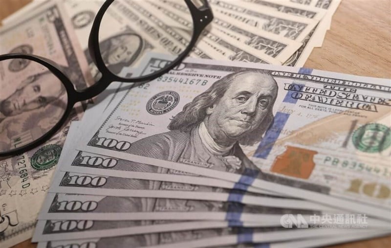 U.S. dollar closes higher on Taipei forex market