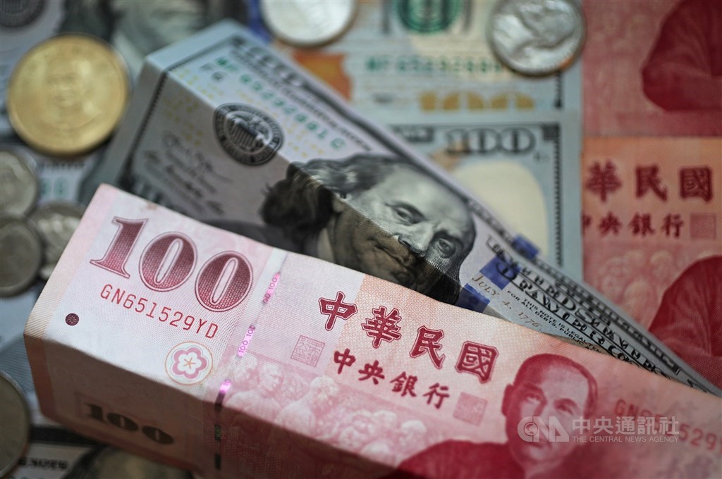 U.S. dollar closes lower on Taipei forex market