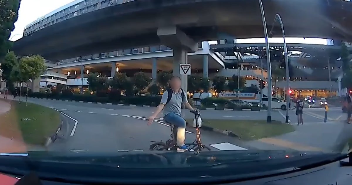 Unhappy cyclist blocks Sengkang zebra crossing, causing traffic jam