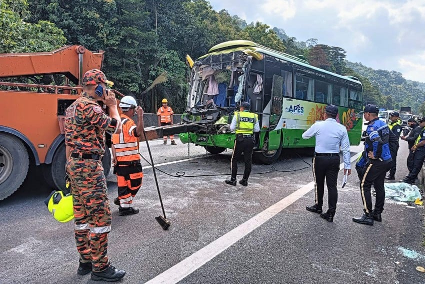 1 dead, 12 injured after bus carrying Japanese tourists crashes into truck in Malaysia