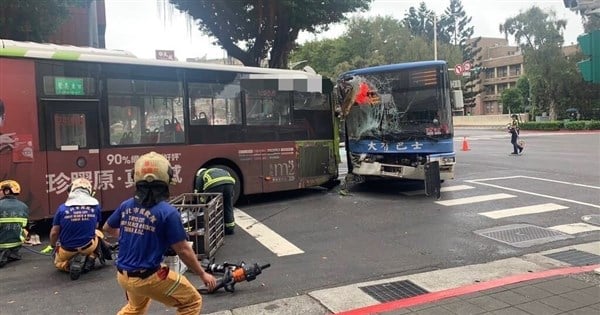 1 pedestrian killed, 15 injured after rear-end bus collision in Taipei