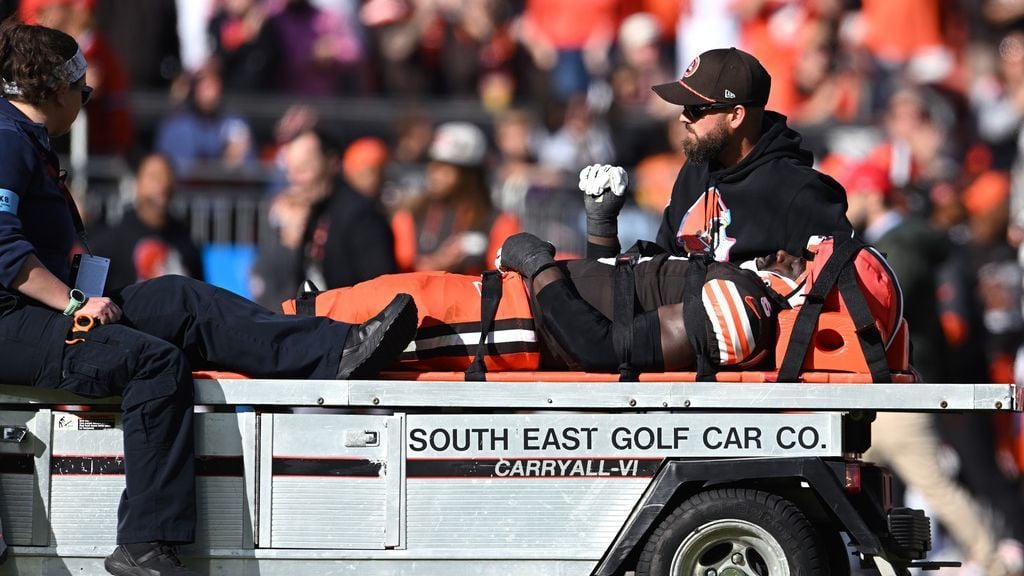 Browns' Owusu-Koramoah immobilized, carted off