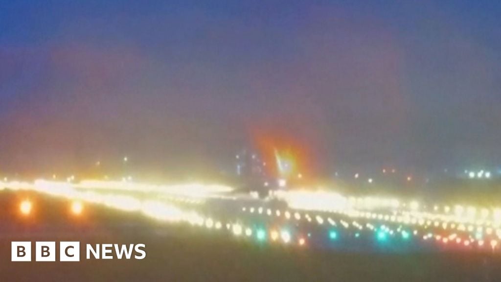 Plane fails to land amid fierce typhoon in Taiwan