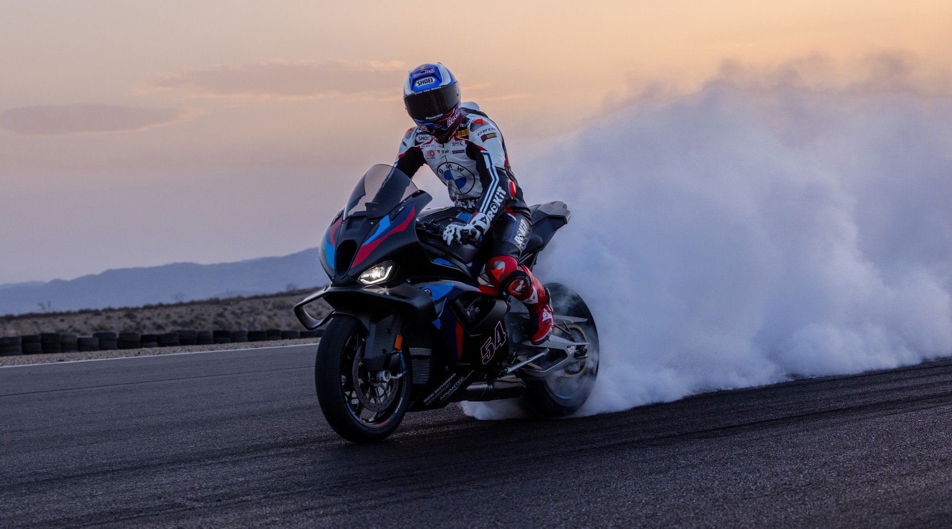 BMW M 1000 R/RR e S 1000 R/RR: per il 2025 si aggiornano: ecco come cambiano