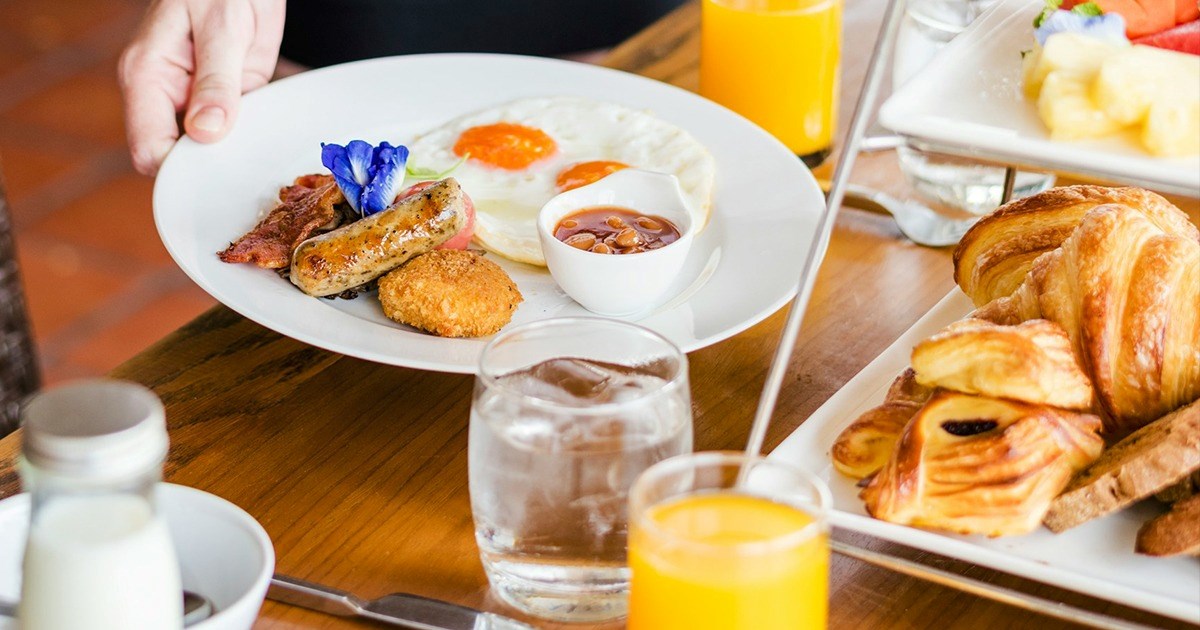 'In which I prepare a trap': Non-guest trying to steal the complimentary breakfast at a hotel almost gets away with it, until he makes one thought-less mistake