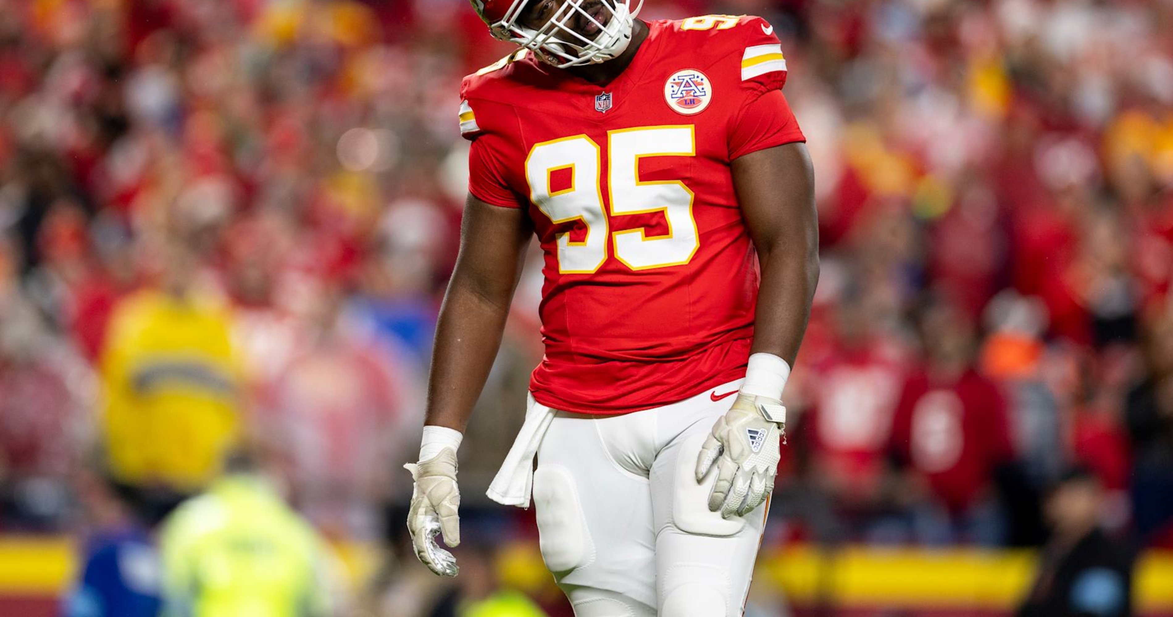 Chris Jones Reacts to Video of Travis Kelce Dunking on Him at Chiefs Practice