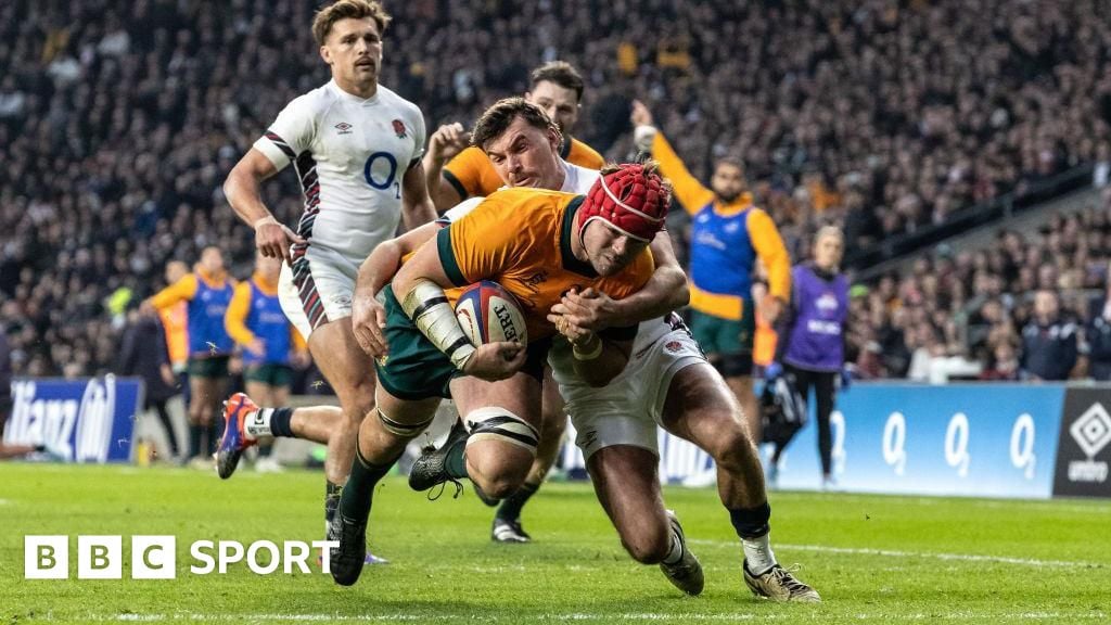 Australia beat England with last-gasp try