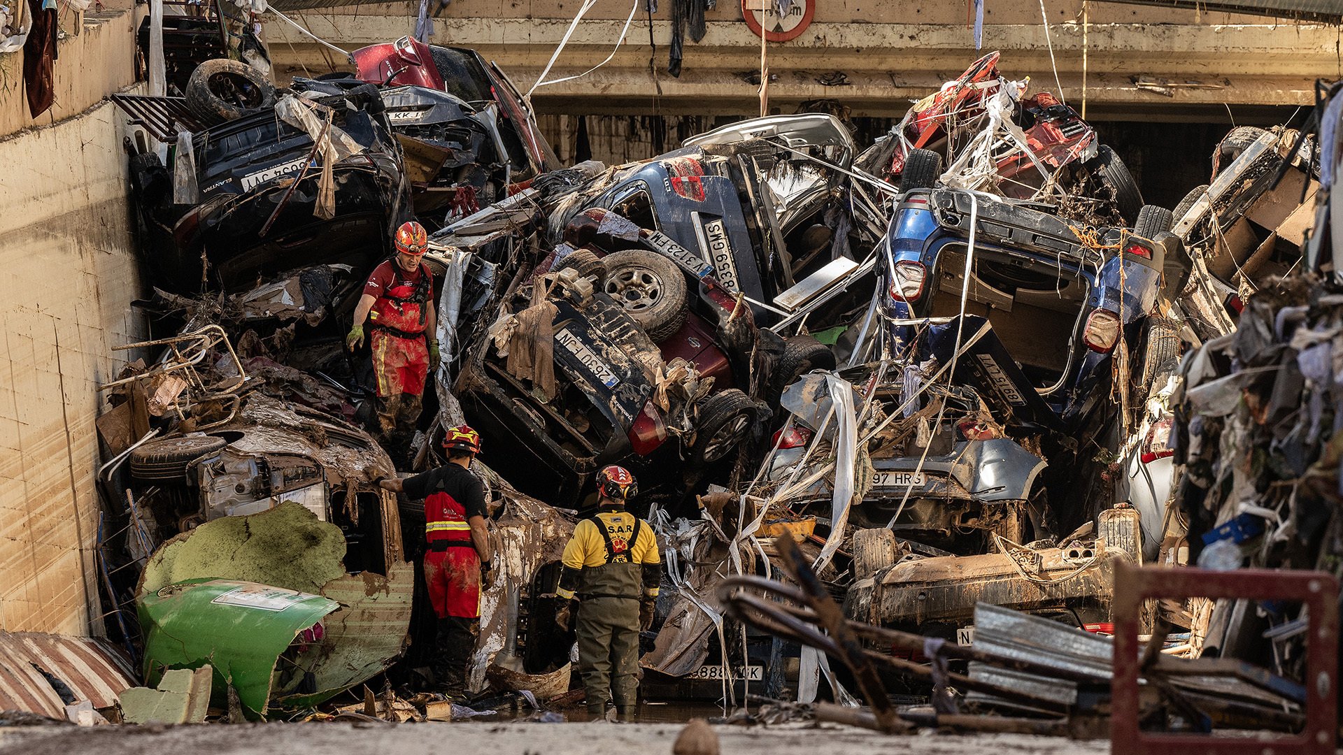 Valencia floods: mayor pledges legal action over crisis response