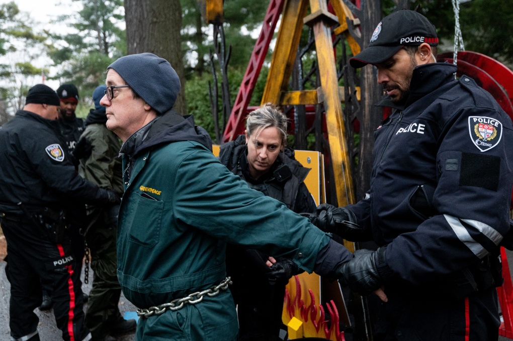 2 arrested during Greenpeace protest outside Stornoway residence in Ottawa 