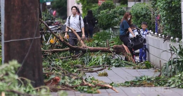 2 dead, 515 injured, 4 missing in wake of Typhoon Kong-rey