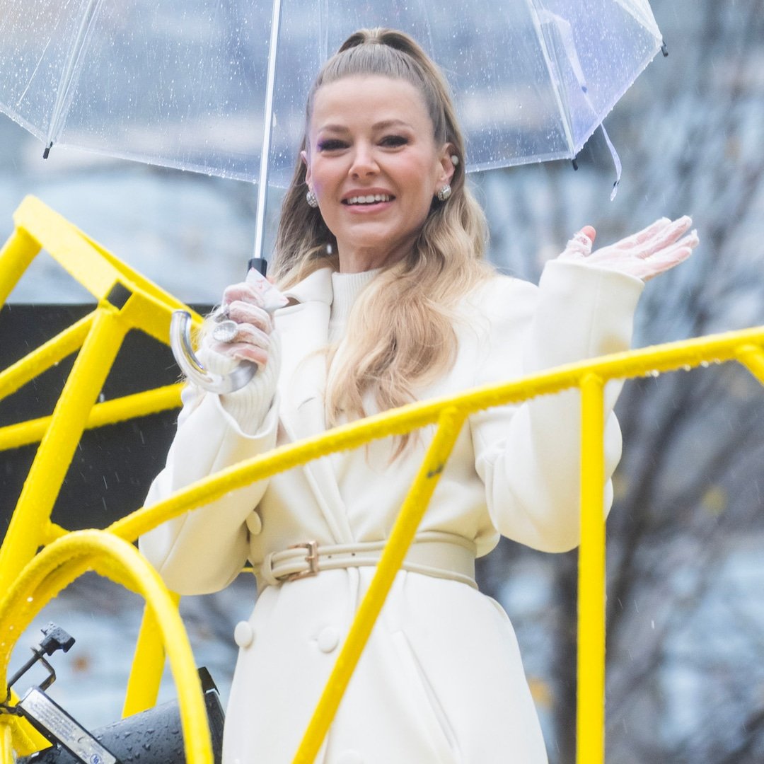  Ariana Madix & More Brave the Rain at Macy's Thanksgiving Day Parade 