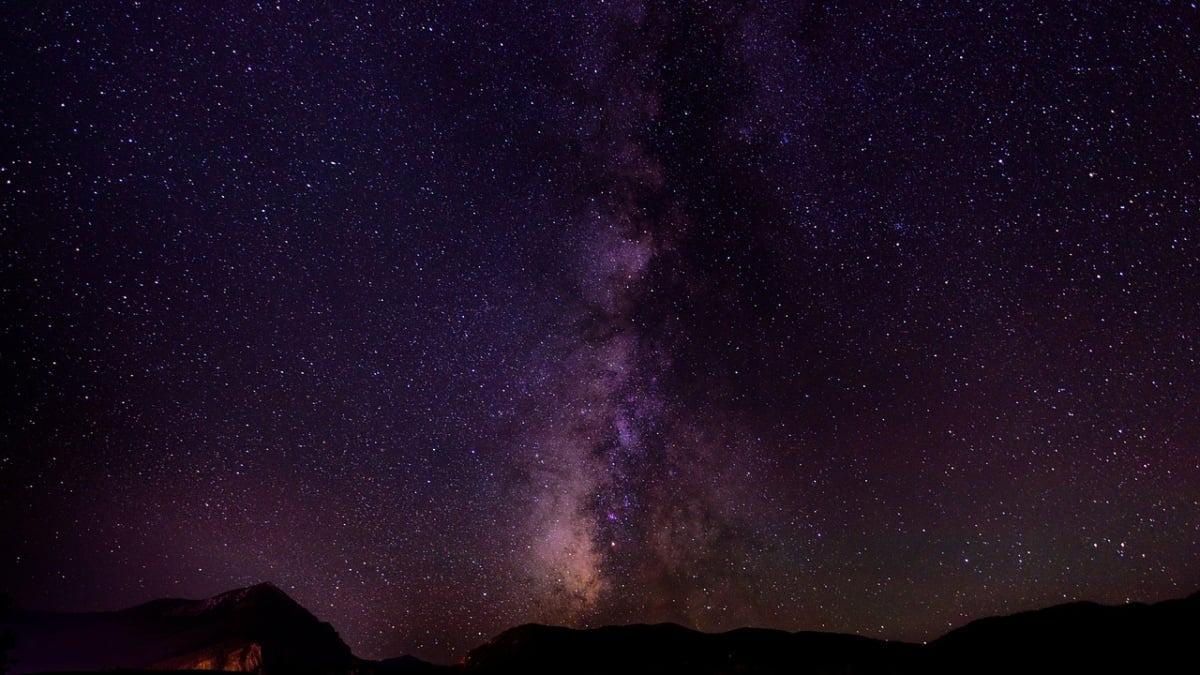 Astrophotographer Captures Milky Way Over Easter Island's Moai During Eclipse