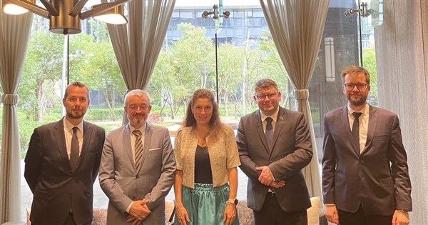 Czech parliamentarians arrive in Taiwan, to meet president, FM