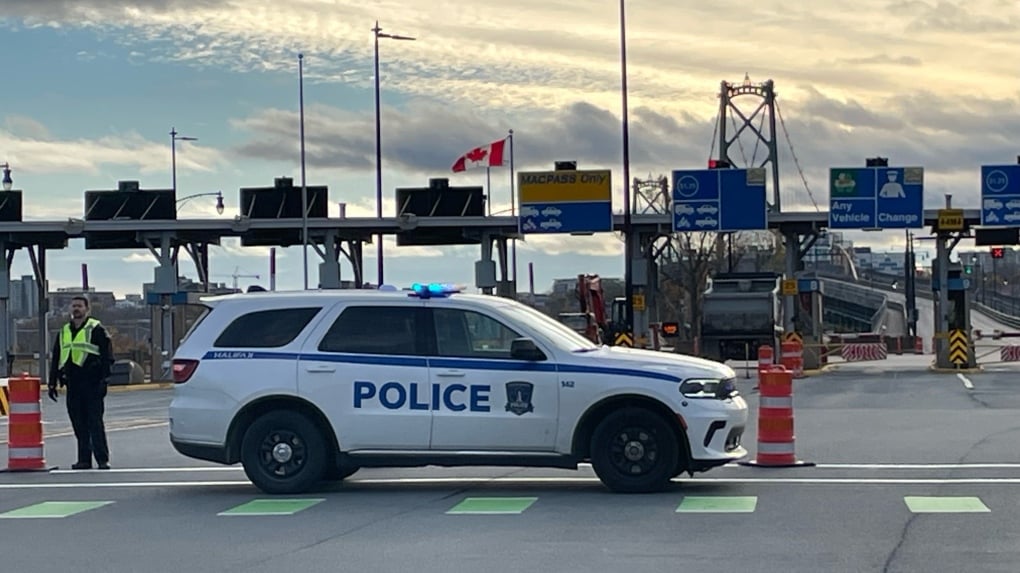 Damaged crane in Dartmouth, N.S. prompts closure of Macdonald Bridge, neighbourhood evacuation 