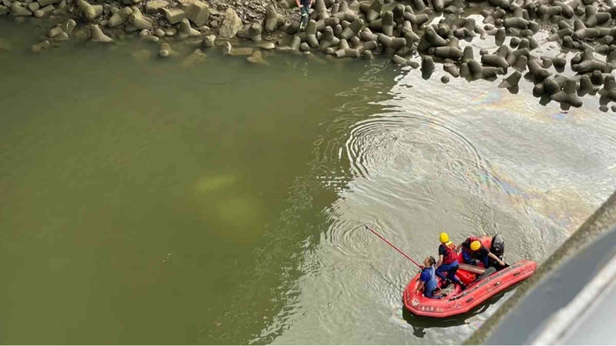 Driver survives six-story plunge into Keelung River after freeway crash