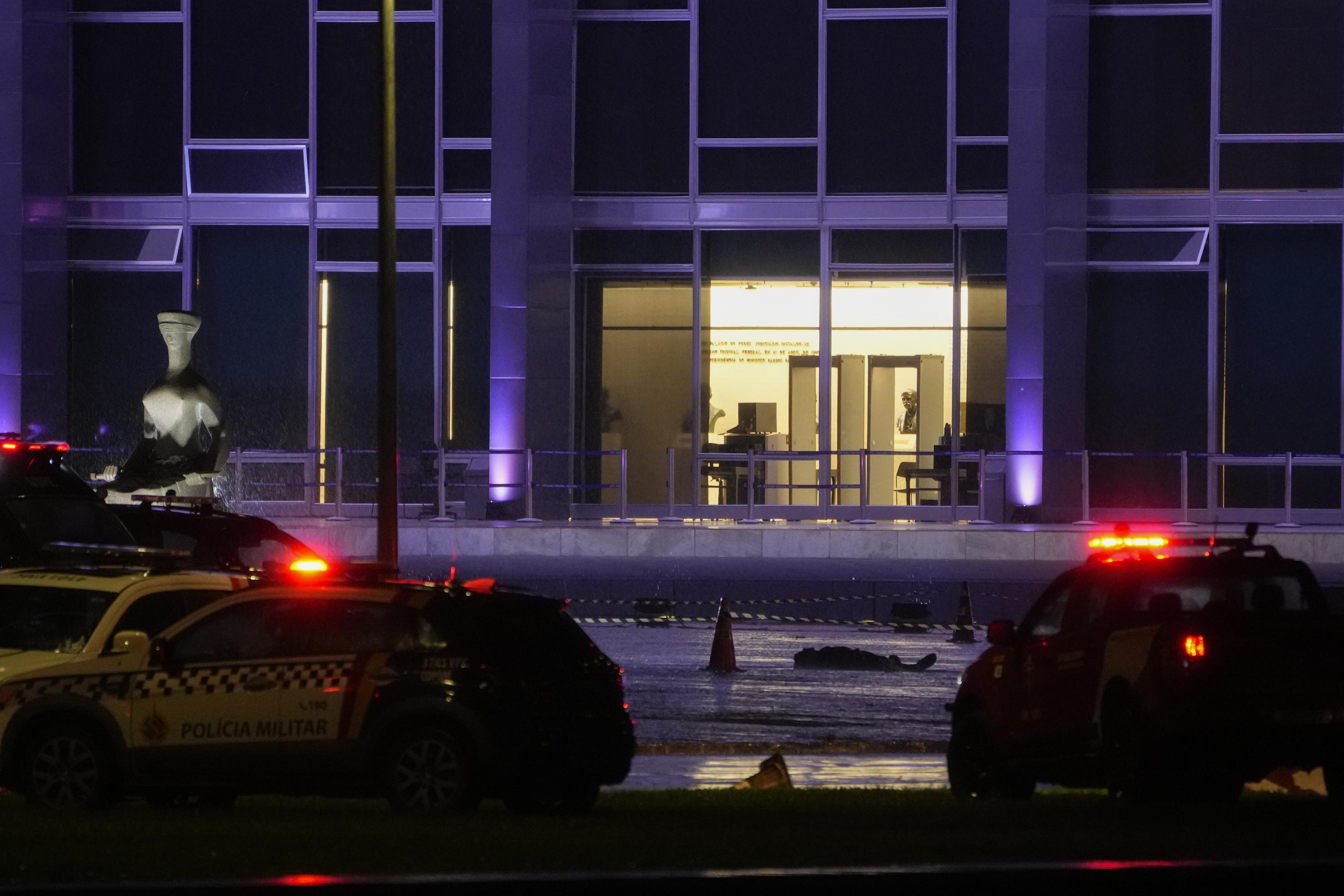 Explosions kill 1 man outside Brazil's Supreme Court and force justices to evacuate