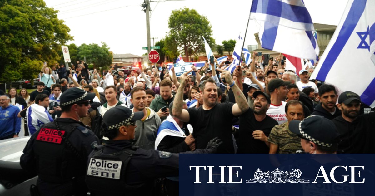 Heated scenes near Caulfield synagogue as police separate protesters