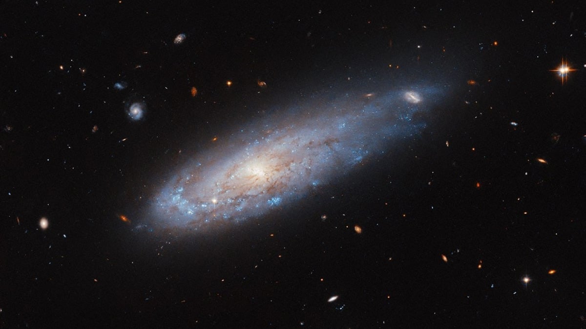 Hubble Space Telescope Unveils IC 3225, the Cannonball Galaxy in Virgo