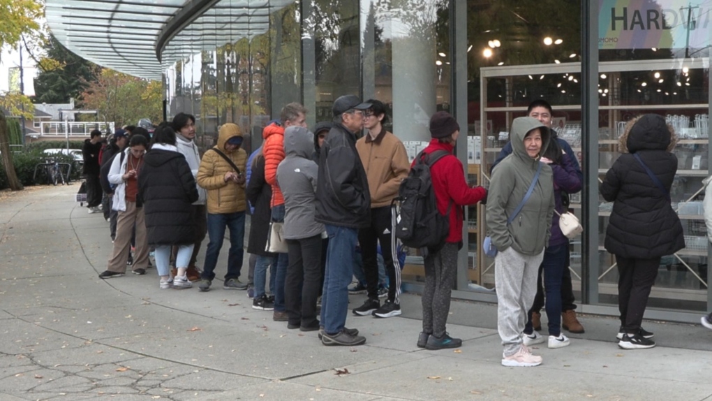 Hundreds in B.C. wait for hours to purchase new Canadian coins