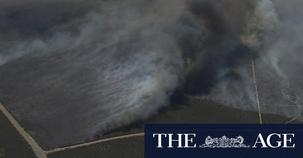 Hundreds of firefighters battle emergency blaze in Perth's north