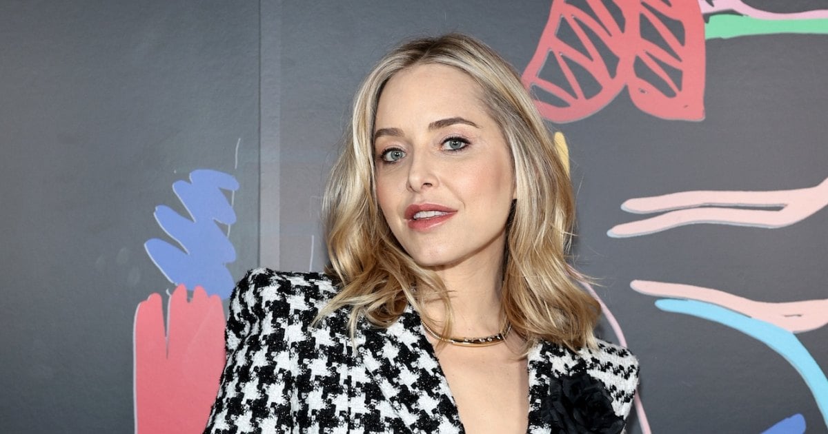 Jenny Mollen Realized She Had Lice While Traveling on an Airplane