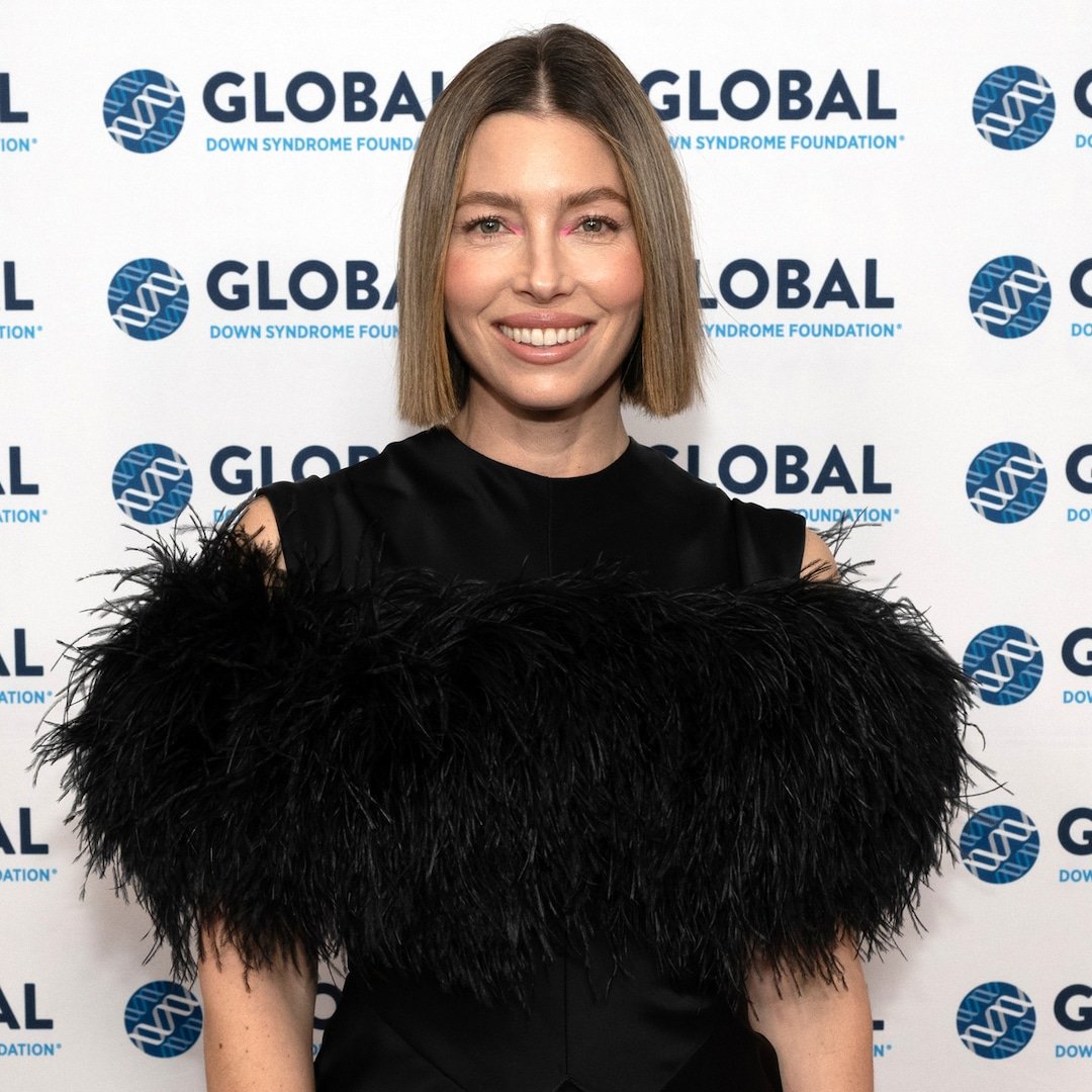  Jessica Biel Makes Rare Appearance With Her 2 Sons & Niece on Runway 