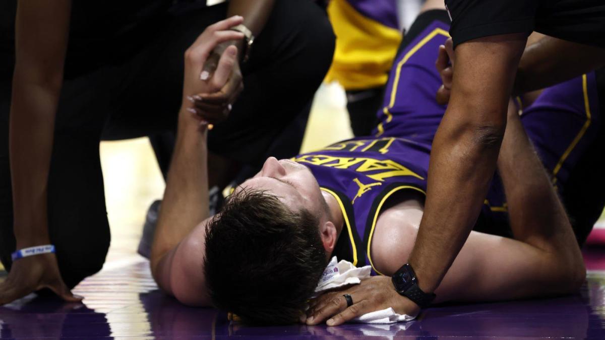  Lakers' Austin Reaves takes scary fall vs. Thunder, but returns to game after stint in locker room 