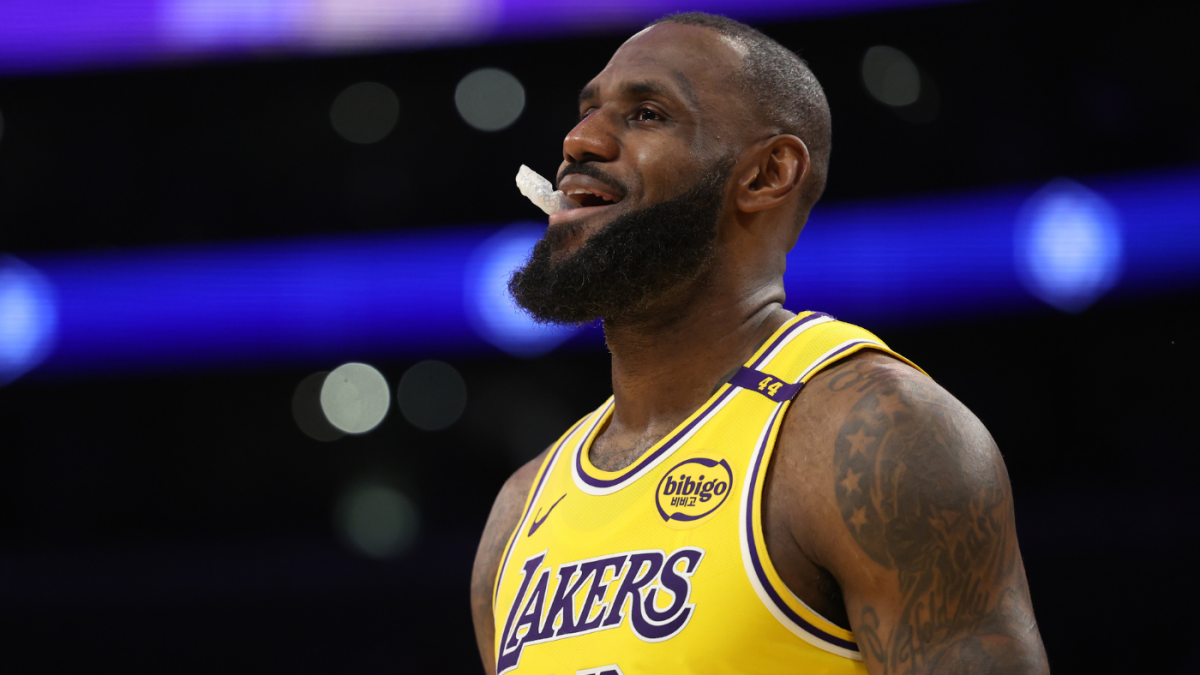  LeBron James records third consecutive triple-double, breaks his own record as Lakers beat Grizzlies 