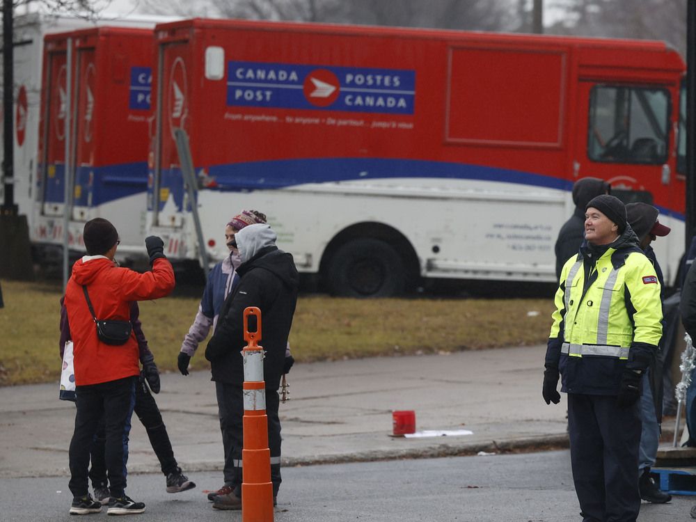 Mediation temporarily suspended in Canada Post strike, parties to meet with minister