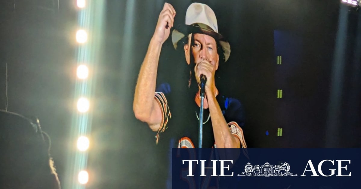 Pearl Jam frontman pauses Sydney show to pay tribute to Laos drink-spiking victims