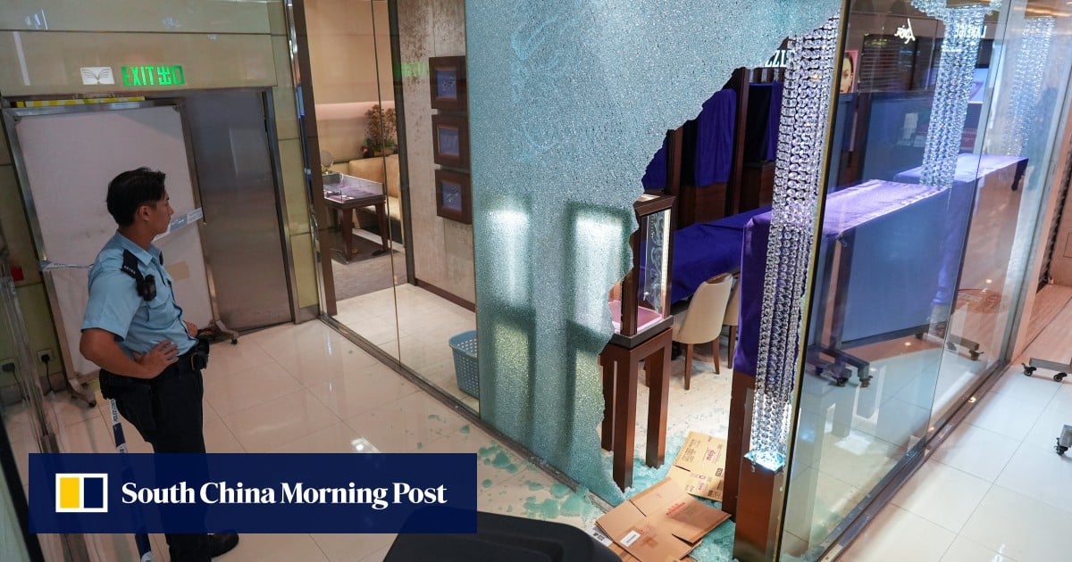 Police hunt for 3 suspected burglars who smashed store, stole jewellery worth HK$1 million