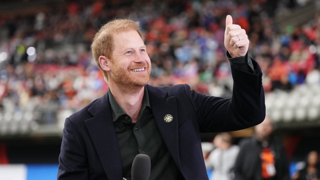 Prince Harry meets with children in Vancouver