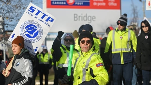 Small businesses brace for holiday losses as Canada Post strike enters Day 3