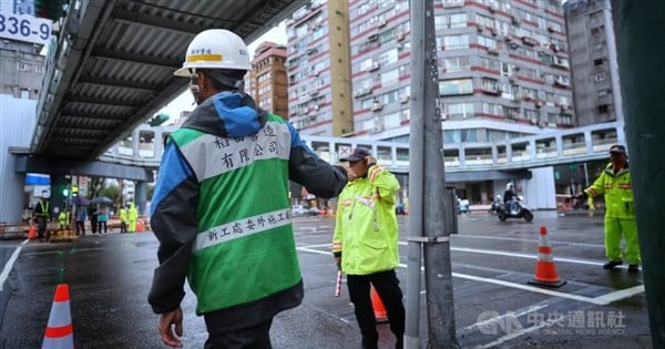 Taipei gov't to demolish pedestrian overpass despite protests