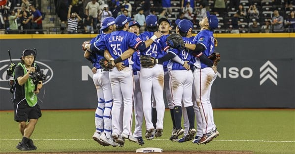 Taiwan edges Dominican Republic in second straight Premier12 group win