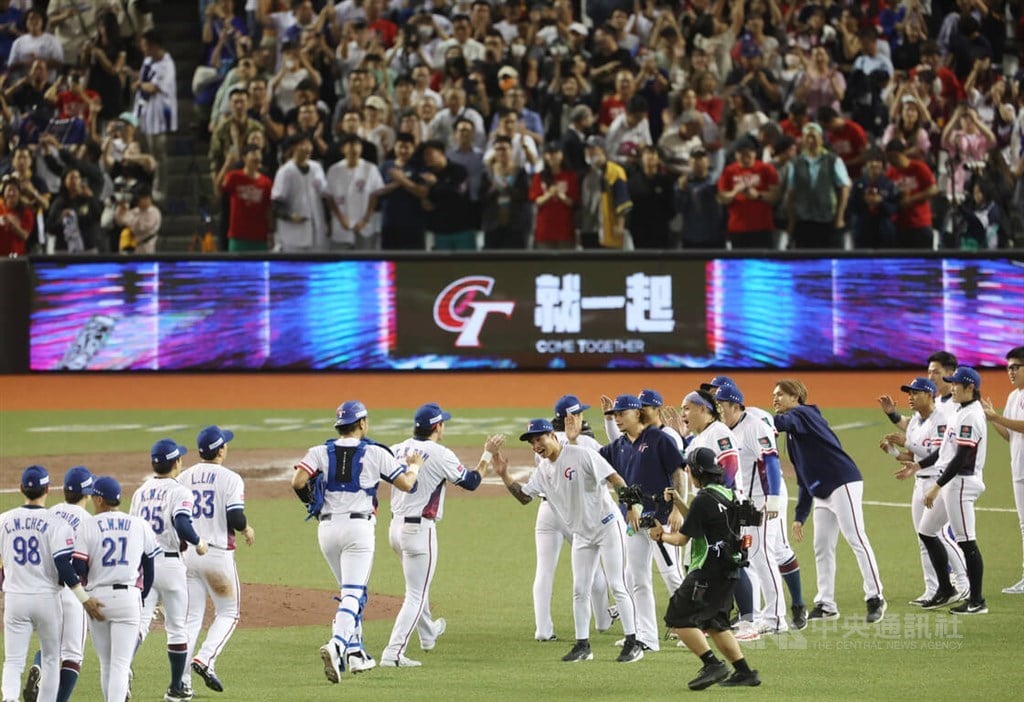 Taiwan wins Premier12 opener over South Korea with homeruns