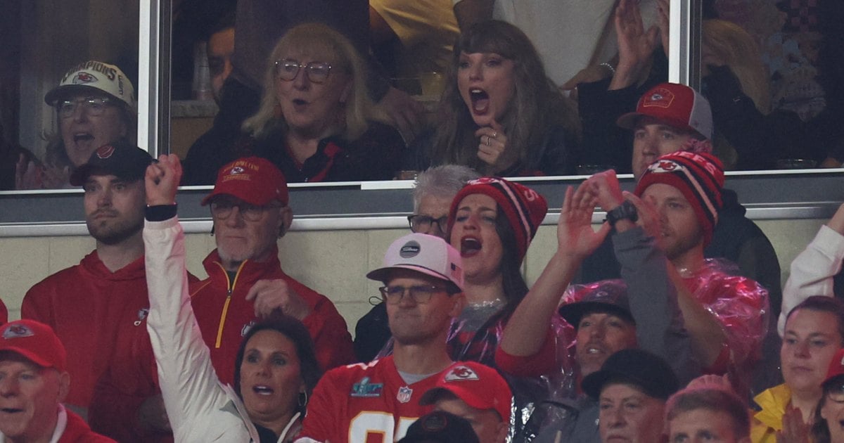 Taylor Swift and Donna Kelce Sit Side by Side to Cheer on Travis Kelce