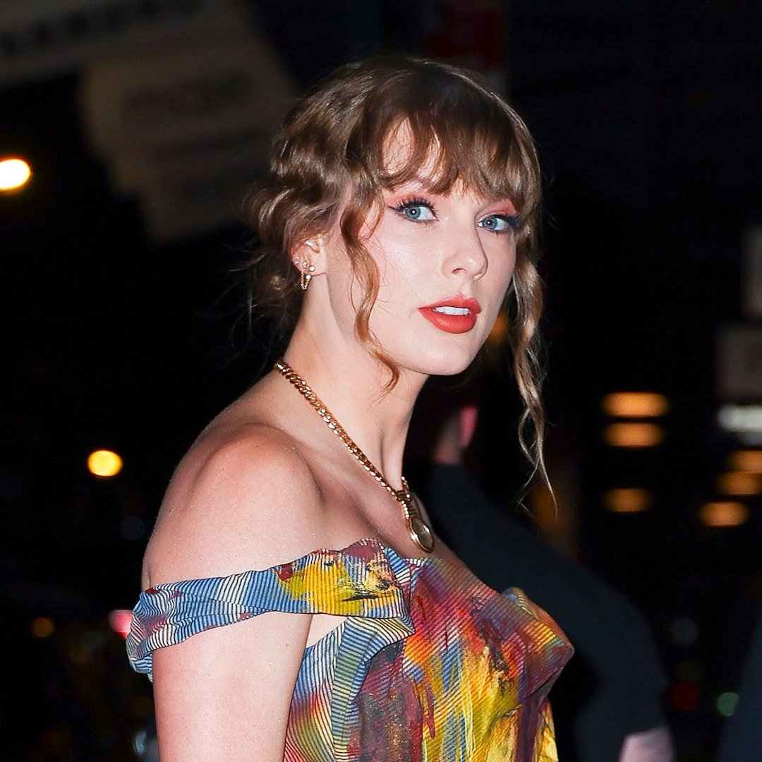  Taylor Swift Steps Out With Her Squad for Stylish NYC Girls Night 