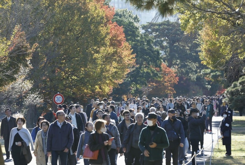 Thousands walk along Inui road at Imperial Palace