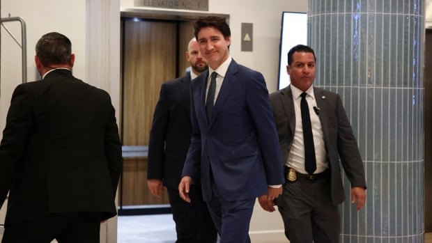 Trudeau in Florida to meet with Trump in wake of tariff threat