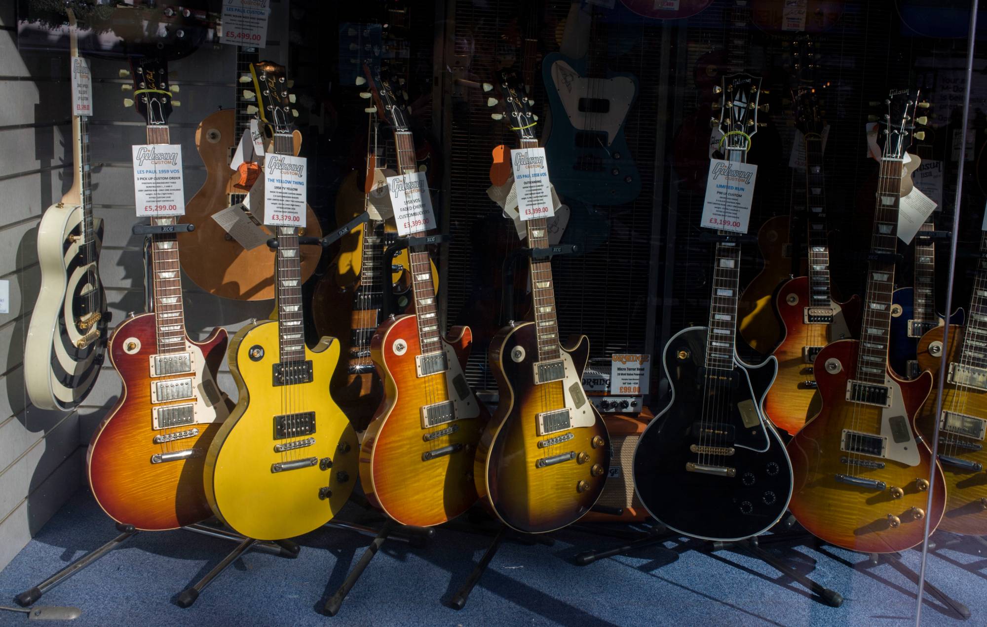 US Customs seize over 3,000 fake Gibson guitars