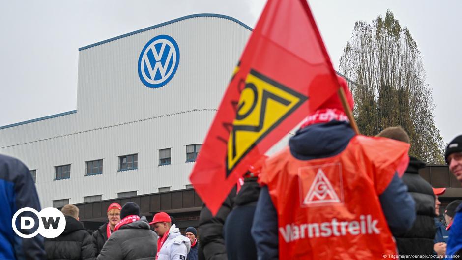 VW talks: German union demands deal before Christmas