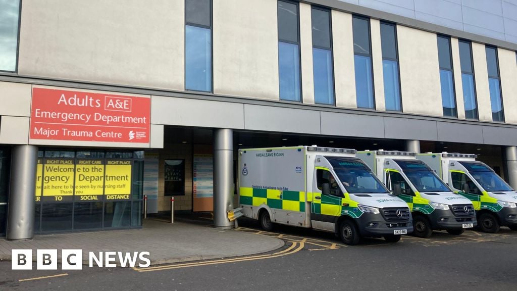 Doctors call for major incident as hospital 'unsafe'