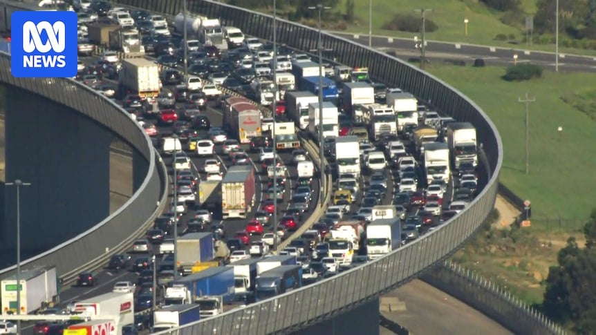 Serious crash causes major delays on Melbourne's West Gate Freeway